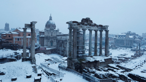 La nieve tiñe de blanco el Foro Imperial de Roma. / Reuters