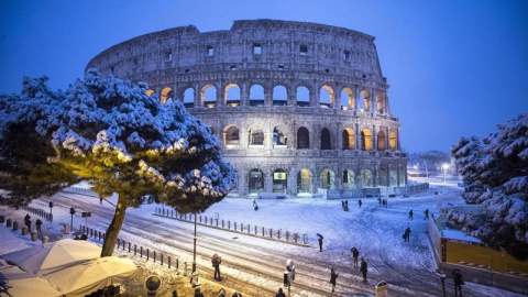 Vista del Coliseo de Roma durante la nevada de anoche. / EFE