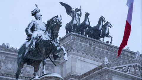 El monumento nacional a Víctor Manuel II en el Altere de la Patria luce más blanco que nunca. / EFE