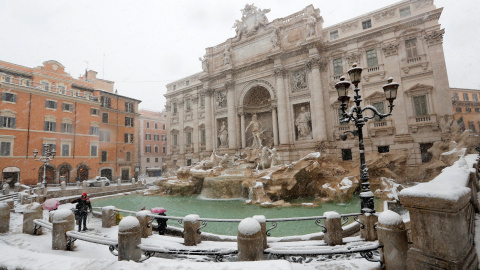 Las temperaturas de hasta 10 bajo cero en todo el país dejan imágenes como la de la Fontana di Trevi cubierta de nieve. / Reuters