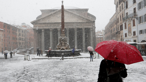 Una copiosa nevada cae sobre el Panteón de Roma. / Reuters