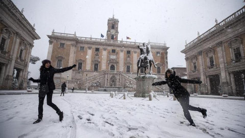 Los vecinos de Roma han aprovechado esta jornada para disfrutar de la nieve, rara vez presente en la capital italiana. / Reuters