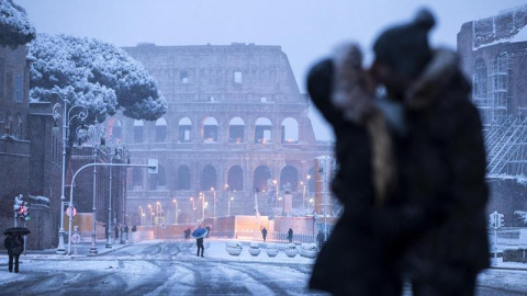 Nieva en la ciudad del amor. / EFE