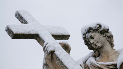 Las estatuas de la Ciudad Eterna se cubren de nieve durante la fuerte nevada que ha caído este lunes. / Reuters