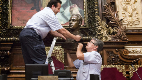 Trabajadores del Ayuntamiento de Barcelona retiran el busto del rey Juan Carlos del salón de plenos. -EFE