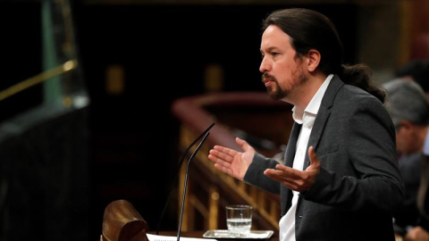 El secretario general de Podemos, Pablo Iglesias, en la tribuna del Congreso durante el pleno sobre las cumbres europeas. / EFE