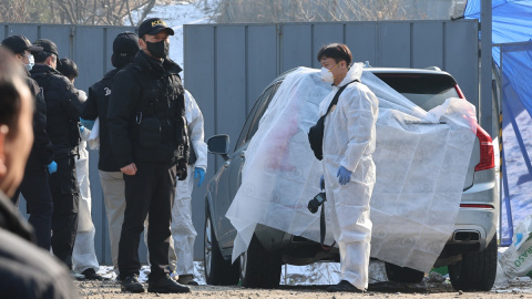 La policía examina el automóvil en un parque en Seúl, Corea del Sur, en el que fue hallado inconsciente el actor Lee Sun-kyun.