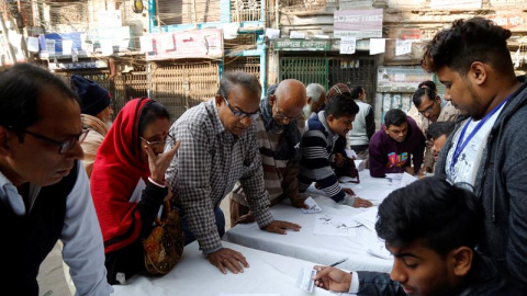 30/12/2018.- Bangladeshi voters register for with officials at a polling station for the 11th National Parliament Election in Dhaka, Bangladesh, 30 December 2018. The last general election was held in 2014. (Elecciones) EFE/EPA/MONIRUL ALAM