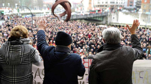 Concentración en Bilbao de la plataforma de asociaciones de jubilados, viudas y pensionistas de Bizkaia y los principales municipios del territorio en defensa de unas pensiones dignas, del sistema público de pensiones y de su actualización 