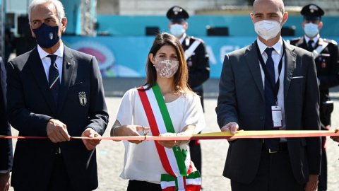 En el centro de la imagen, la alcaldesa de Roma, Virginia Raggi.