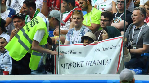 Una mujer exhibe un cartel de apoyo a las mujeres iraníes durante el Mundial de fútbol celebrado en Rusia en 2018. (REUTERS)