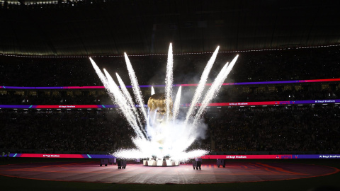 Fotografía fuegos artificiales con una representación del trofeo del Mundial de Fútbol en la inauguración del campeonato Qatar 2022 hoy, en el estadio Al Bait en Al Khor (Catar). El mundial se realiza del 20 de noviembre al 18 de diciembre 