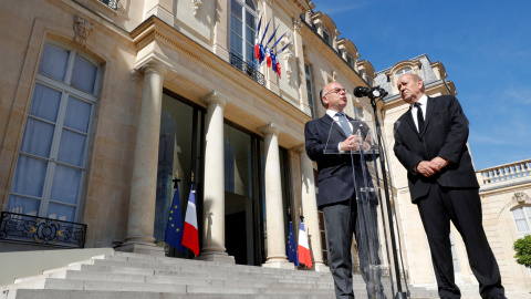 El ministro de Interior frances, Bernard Cazeneuve y el de Defensa, Jean-Yves Le Drian en declaraciones tras el consejo de Defensa celebrado este lunes en París