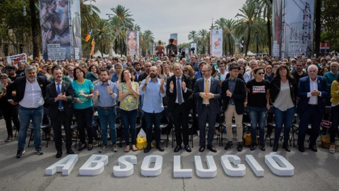 Foto conjunta al finalitzar l'acte d'Òmnium durant la Diada per reclamar l'absolució dels encausats en el judici del Procés. EUROPA PRESS