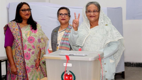 La primera ministra de Bangladesh, Sheij Hasina, introduce su voto en las urnas. REUTERS/HANDOUT