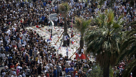 Centenares de personas abarrotan el Paseo de los Ingleses donde tuvo lugar la masacre de Niza durante el minuto de silencio este lunes/REUTERS