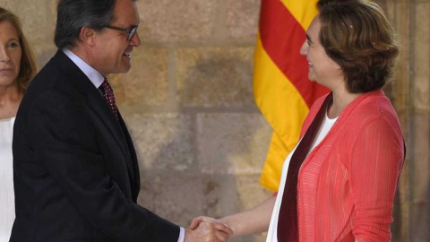 La nueva alcaldesa de Barcelona, Ada Colau, con el presidente de la Generalitat, Artur Mas. AFP AFP PHOTO / LLUIS GENE