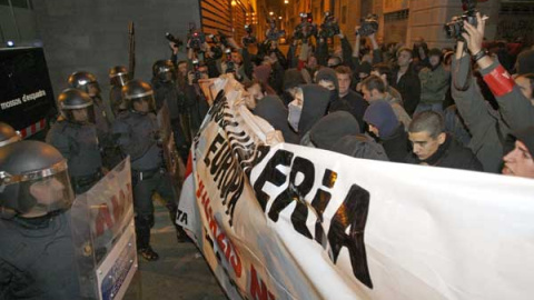 Imagen de archivo de activistas antifascistas bajo el lema "Cerremos la librería Europa"/EFE