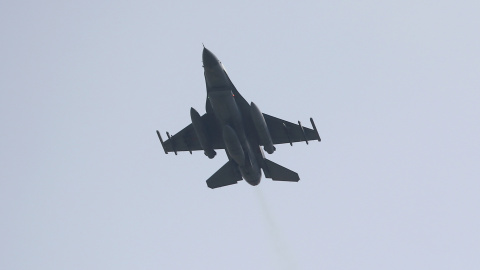 Un caza F-16 turco, en su despegue de la base de Incirlik, en el sur del país. Este tipo de aviones de combate son los que utiliza Turquía para bombardear las posiciones del PKK. REUTERS