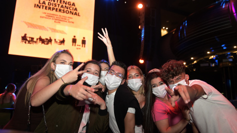 Jóvenes en la Sala Pelícano durante la realización de una prueba piloto de la reapertura del ocio nocturno, a 12 de junio de 2021, en A Coruña, Galicia, (España).