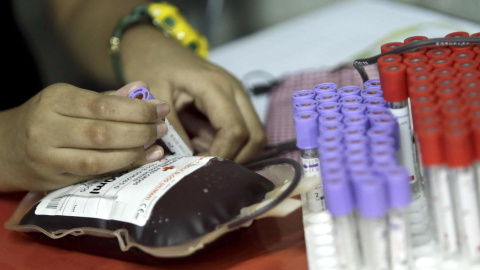 Una persona dona sangre en un hospital. EFE