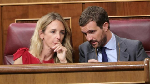 La portavoz del PP en el Congreso, Cayetana Álvarez de Toledo, habla con el presidente del PP Pablo Casado, durante el Pleno extraordinario en el Congreso para tratar la gestión del 'Open Arms'Jesús Hellín - Europa Press