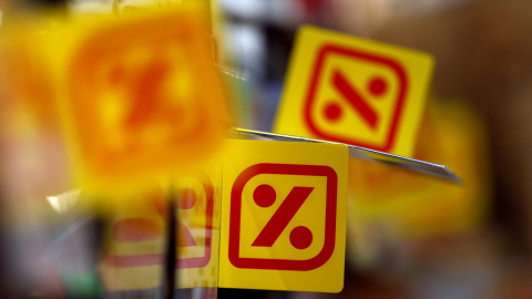 Logo de DIA en uno de sus supermercados en la localidad madrileña de Las Rozas. REUTERS/Sergio Perez