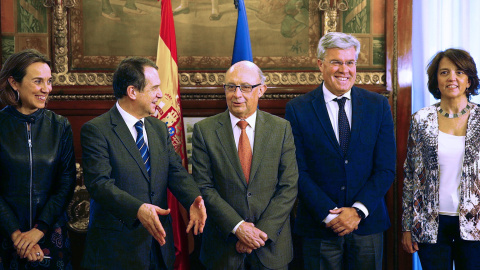 El presidente de la FEMP, Abel Caballero junto al ministro de Hacienda, Cristóbal Montoro, en la sede del Ministerio. EFE