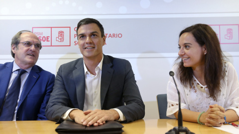 Pedro Sánchez, junto a Ángel Gabilondo y Sara Hernández en la comparecencia que ha tenido lugar tras su encuentro con el grupo socialista en la Asamblea de Madrid. EFE