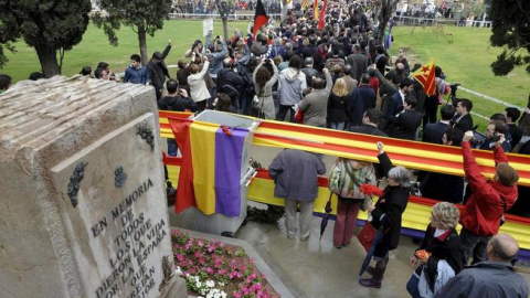 Concentración en memoria de víctimas del franquismo en el Cementerio General de Valencia. (Efe / Archivo)