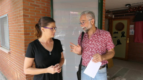 La alcaldesa de Móstoles, Noelia Posse, durante una visita a un centro educativo. AYUNTAMIENTO DE MÓSTOLES/Archivo