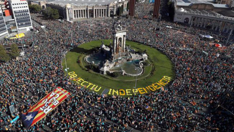 Miles de personas se manifiestan por la independencia de Catalunya en la plaza de Espanya de Barcelona. / EFE