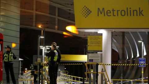 Agentes de la Policía británica vigilan la estación Victoria de Manchester tras el ataque de un hombre a tres personas con un cuchillo. /REUTERS