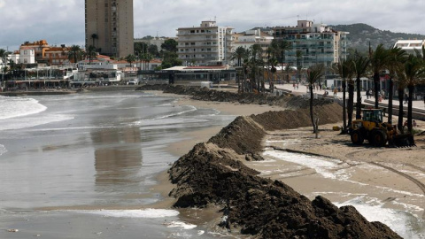 11/09/2019.-Imagen del muro de arena levantado hoy en la playa del Arenal de Jávea.La DANA (depresión aislada en niveles altos) que afecta a la Comunitat ha llevado a decretar la alerta naranja en la Comunitat Valenciana por lluvias de hast