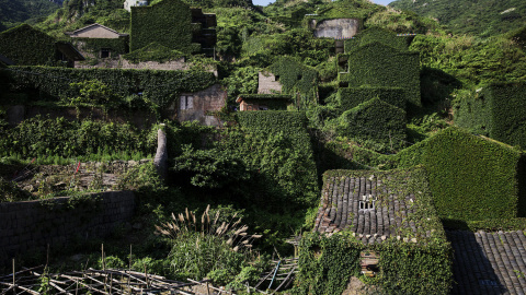 El pueblo pesquero abandonado de Houtouwan en la isla de Shengshan. Cada día cientos de turistas visitan Houtouwan, paseando por senderos estrechos y viendo las casas cubiertas de la vegetación. La remota aldea fue abandonada a principios d