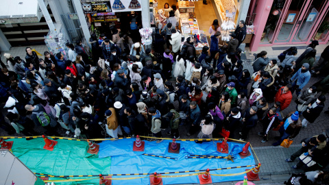 Ciudadanos pasan por el sitio donde un conductor arrolló con su vehículo a la multitud que estaba celebrando el Año Nuevo en Tokio. /REUTERS