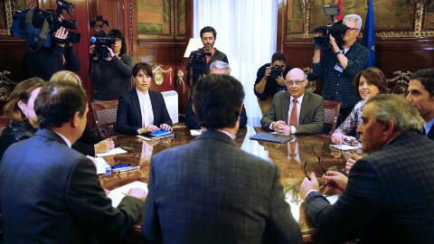 El ministro de Hacienda, Cristóbal Montoro, durante la reunión que ha mantenido con el presidente de la FEMP, Abel Caballero en la sede del Ministerio. EFE/J.P.GANDUL