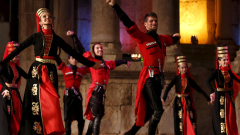 Unos bailarines actúan en el Festival de Jerash en la antigua ciudad jordana de Jerash, Jordania. REUTERS / Muhammad Hamed