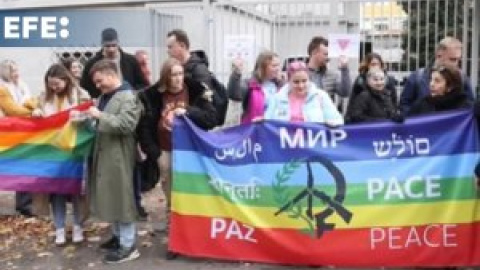 Protesta ante la embajada de Rusia en Serbia contra la reciente prohibición LGBT