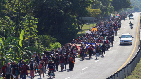 27-12-23 Migrantes avanzan hoy, en una caravana hacia EEUU, en el municipio de Escuintla, en Chiapas (México).