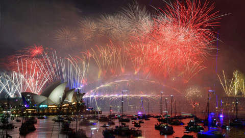 Los fuegos artificiales dando la bienvenida al Año Nuevo en la Bahía de Sidney (Australia). /REUTERS