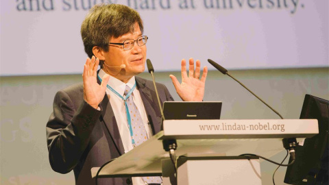 Diodos emisores de luz de distintos colores. La luz blanca fue posible gracias al led azul. Hiroshi Amano, durante su participación en el foro de premios Nobel de Lindau. - J. NIMKE /LINDAU NOBEL LAUREATE MEETINGS