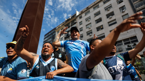 Manifestantes participan en una marcha de protesta contra el Gobierno del presidente Javier Milei hoy, en Buenos Aires (Argentina).