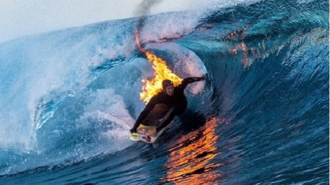 Jamie O'Brien, un conocido surfista estadounidense, surcando las olas envuelto en llamas / Archivo