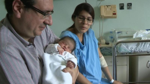 Carolina María Madrona Quispe ha llegado al mundo justo con las campanadas que marcaban el cambio del año, a las 00.00 horas en punto, con lo que esta zaragozana, segunda hija de Jesús y Verónica, se ha convertido en la primera bebé que ha 