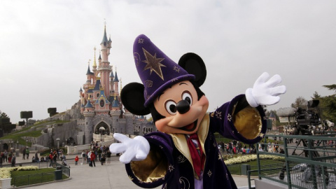 El ratón Mickey, el personaje por excelencia de Disney, a la entrada del parque de atracciones en París. - AFP