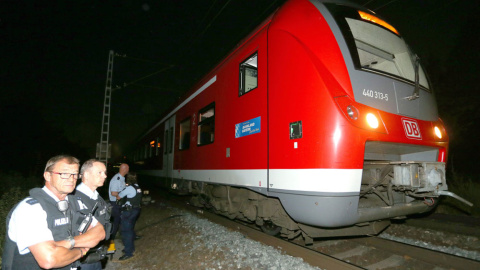 Policías inspeccionan el tren donde se produjo el ataque. EFE