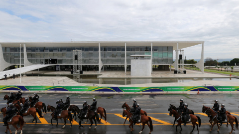 Policía brasileña montada a caballo recorre las afueras del Palacio de Planalto antes de la ceremonia de investidura de Bolsonaro. /REUTERS