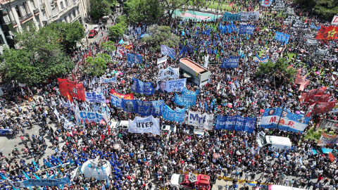 Vista aérea de la concentración en Buenos Aires, a 27 de diciembre de 2023.