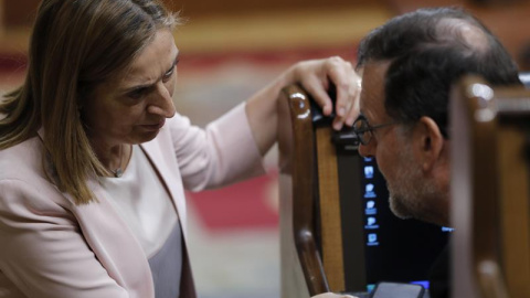 La presidenta del Congreso de los Diputados, Ana Pastor, conversa con el presidente del Gobierno en funciones, Mariano Rajoy, durante la sesión constitutiva de las Cortes Generales de la XII Legislatura. EFE/Ballesteros